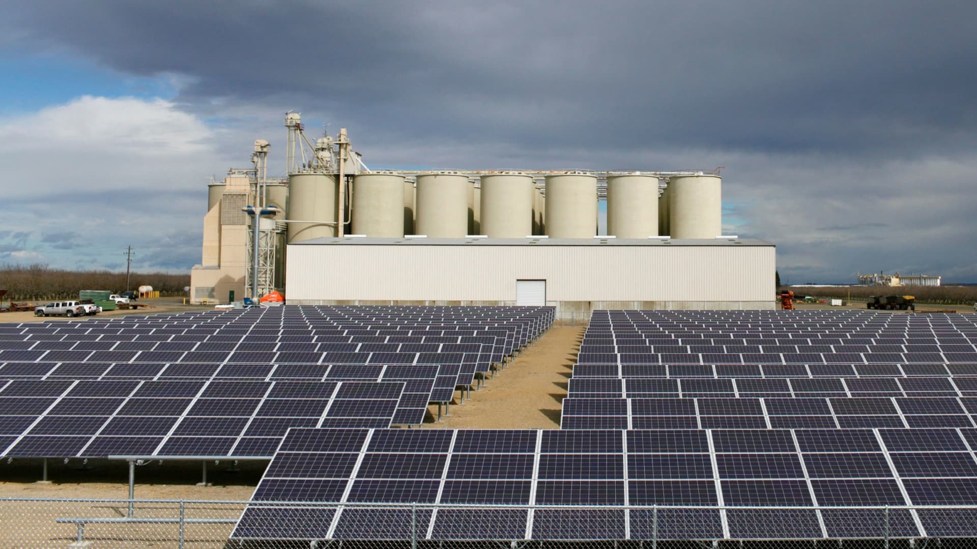 Solar and wind are set to produce a third of global electricity in 7 years. How to invest behind it