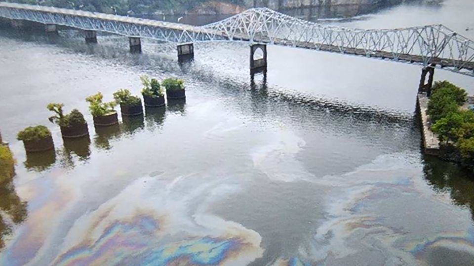 Sinking tugboat releases thousands of gallons of diesel into the Tennessee River in Alabama, prompting calls for swimmers to get out of the water, police say