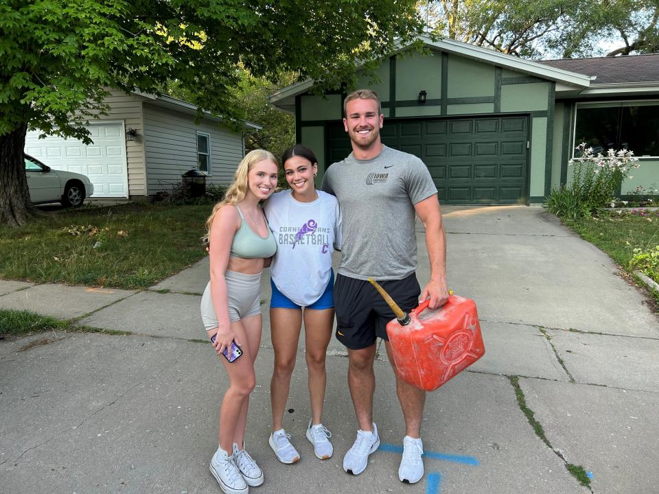 Iowa football player helps teens who ran out of gas one year after changing woman’s tire