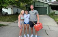 Iowa football player helps teens who ran out of gas one year after changing woman’s tire