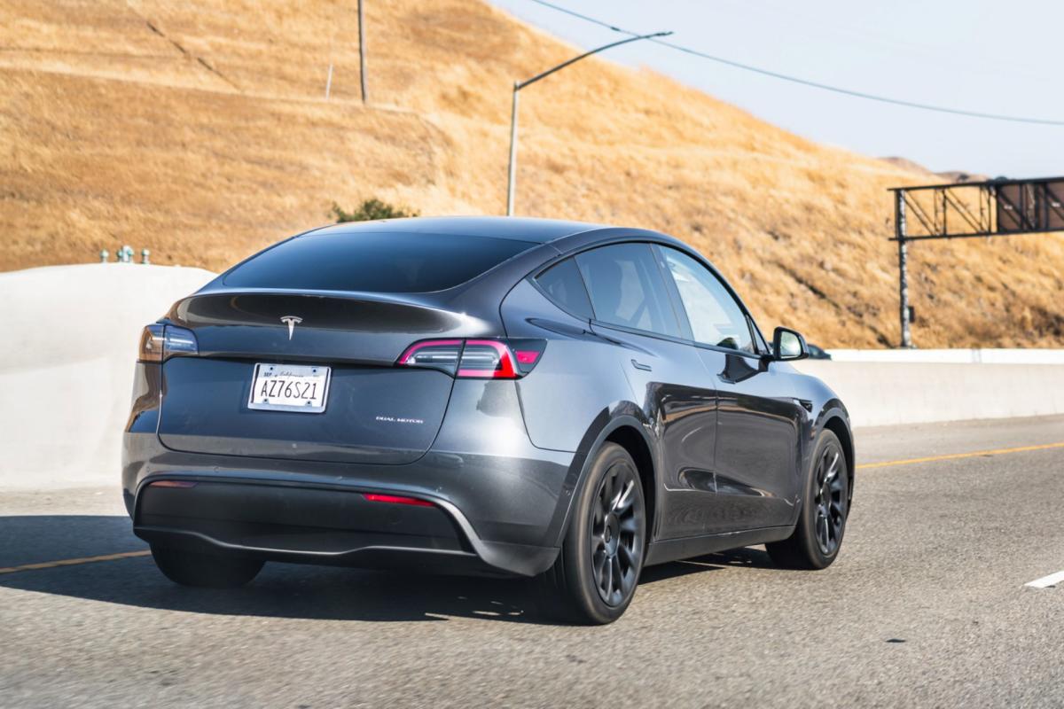 Tesla drivers cause uproar with the unconventional way they charged their Model Y in public: ‘Stolen electricity’