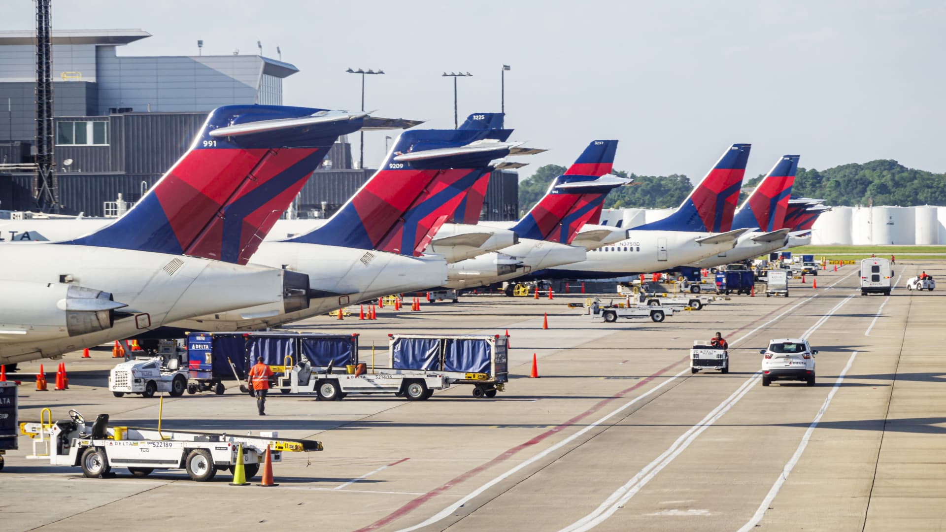 Oil prices are pressuring airline stocks. These options trades can take advantage, Barclays says