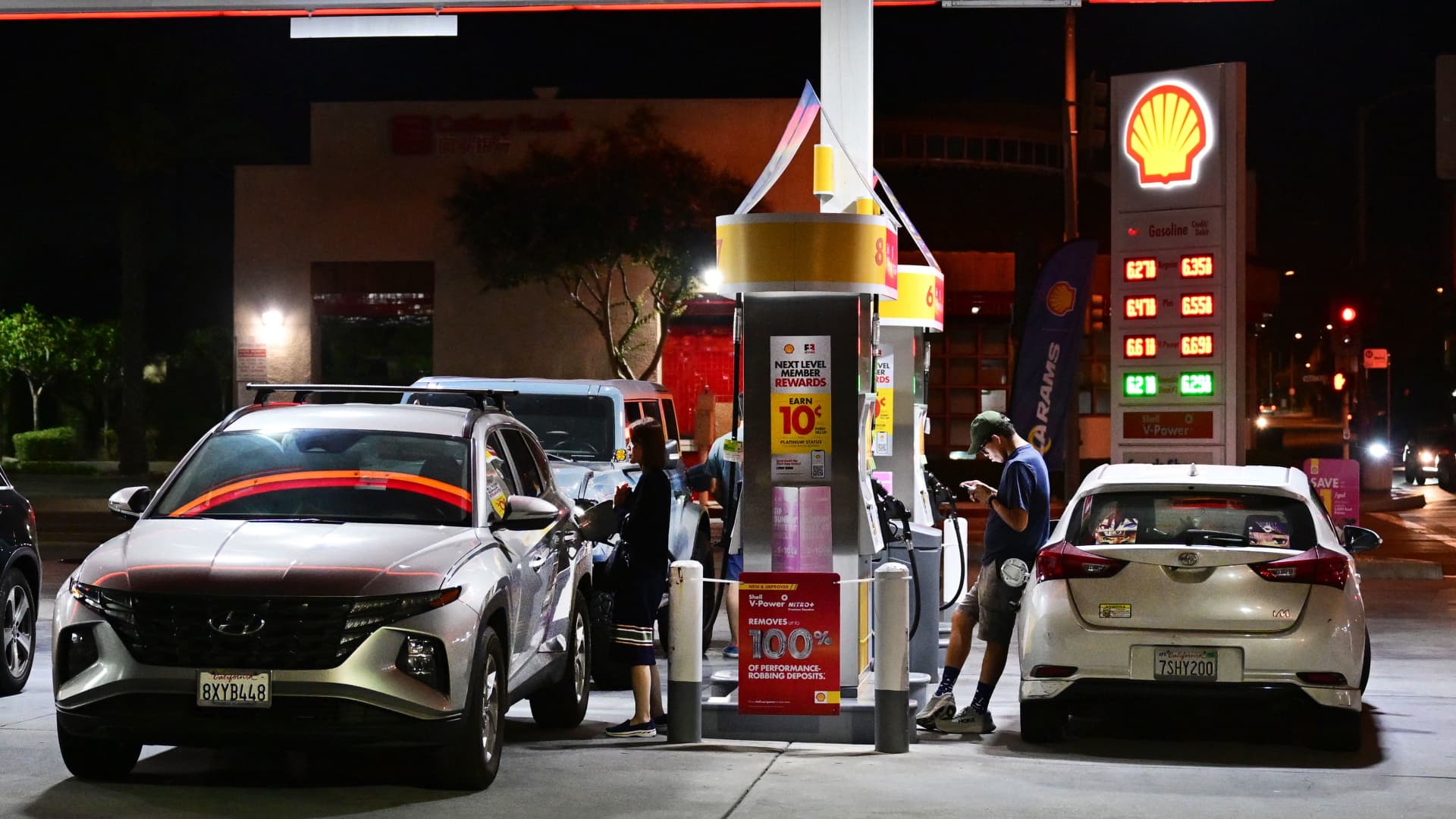 Israel-Hamas war causes oil prices to spike. Here's what drivers in the U.S. need to know
