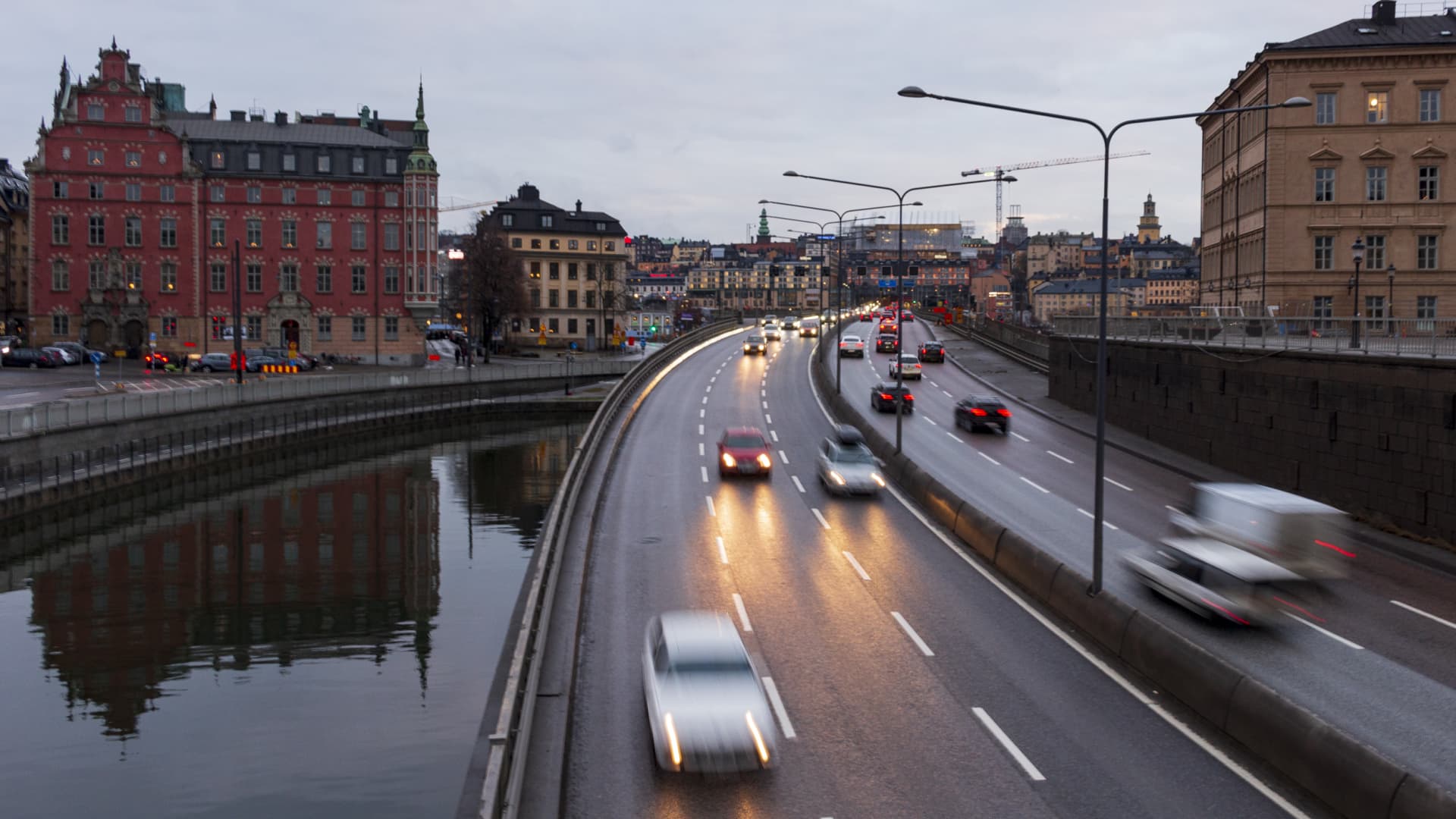 Stockholm bans diesel and gas powered cars from driving downtown starting 2025
