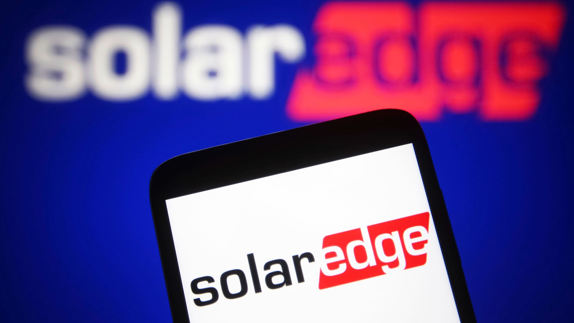 SolarEdge shares sink 24% after company offers weak Q4 guidance