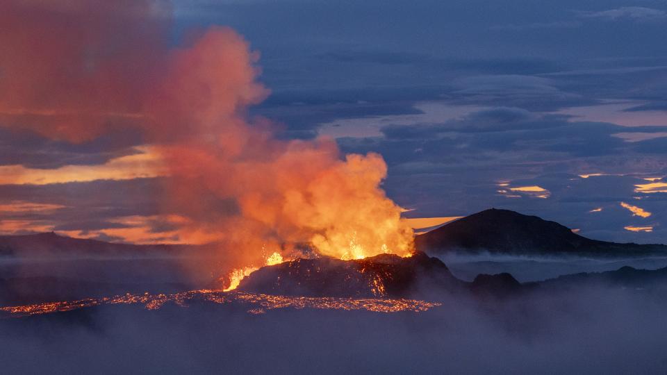 Iceland volcano LIVE: Authorities create makeshift defenses to protect geothermal power plant