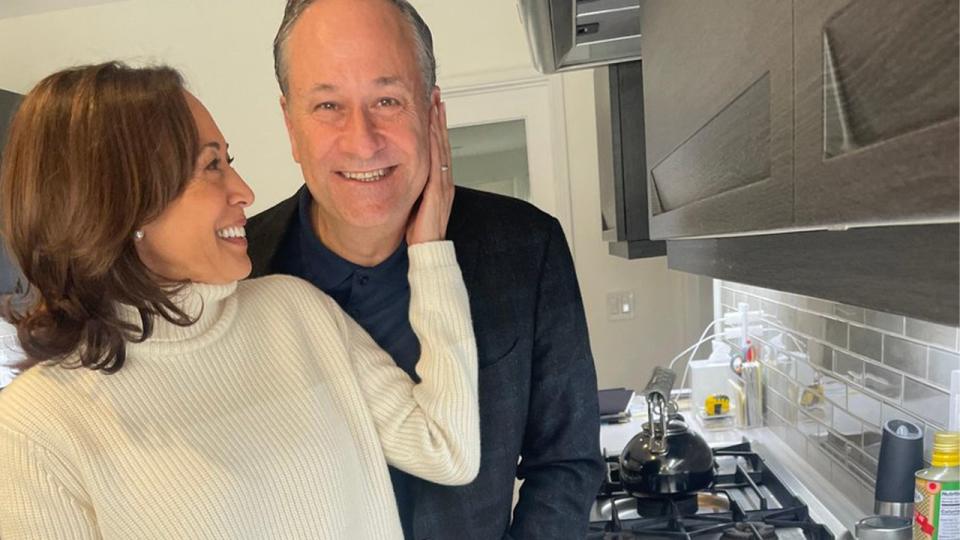 Kamala Harris roasted for Thanksgiving pic: 'Is that a gas stove?'