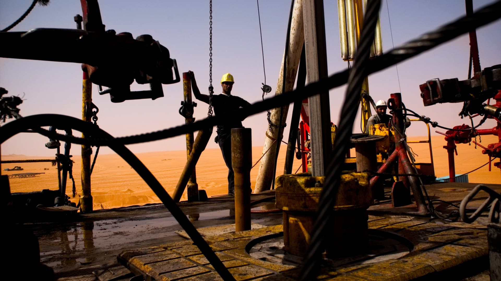 Oil prices fall as investors monitor supply threats, Libya production restart