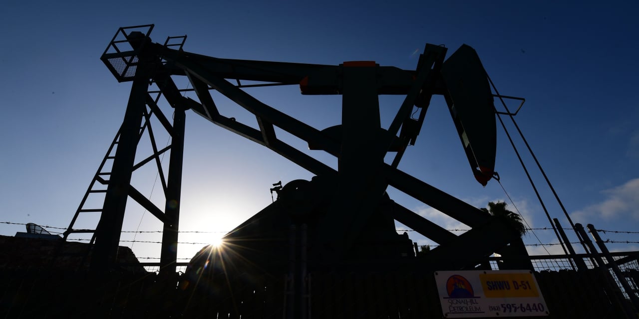 Oil falls as strong dollar outweighs worries over Middle East