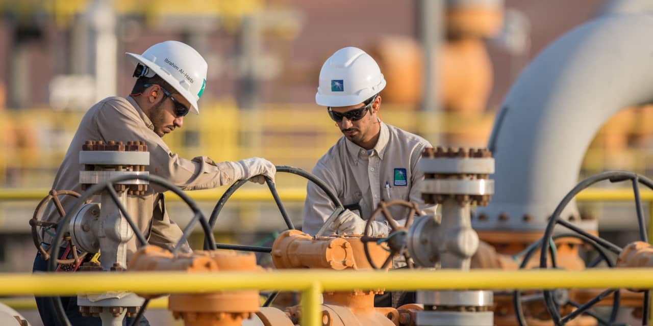 Saudis cut crude prices to all regions amid oil-price weakness