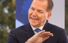 Paul Tudor Jones says the U.S. economy is on an 'unsustainable' path, threatening markets