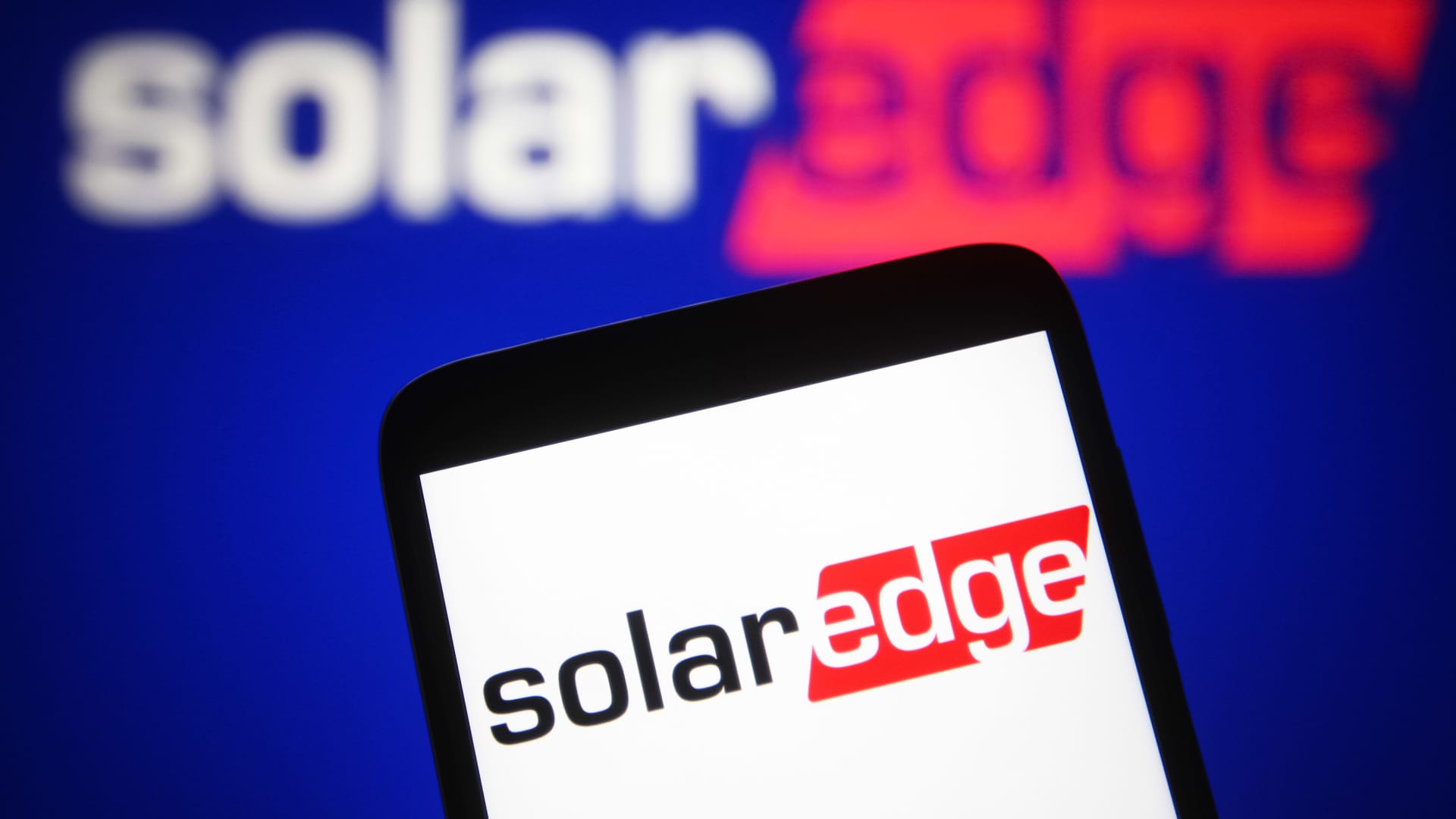 SolarEdge tumbles 18% on weak first quarter guidance