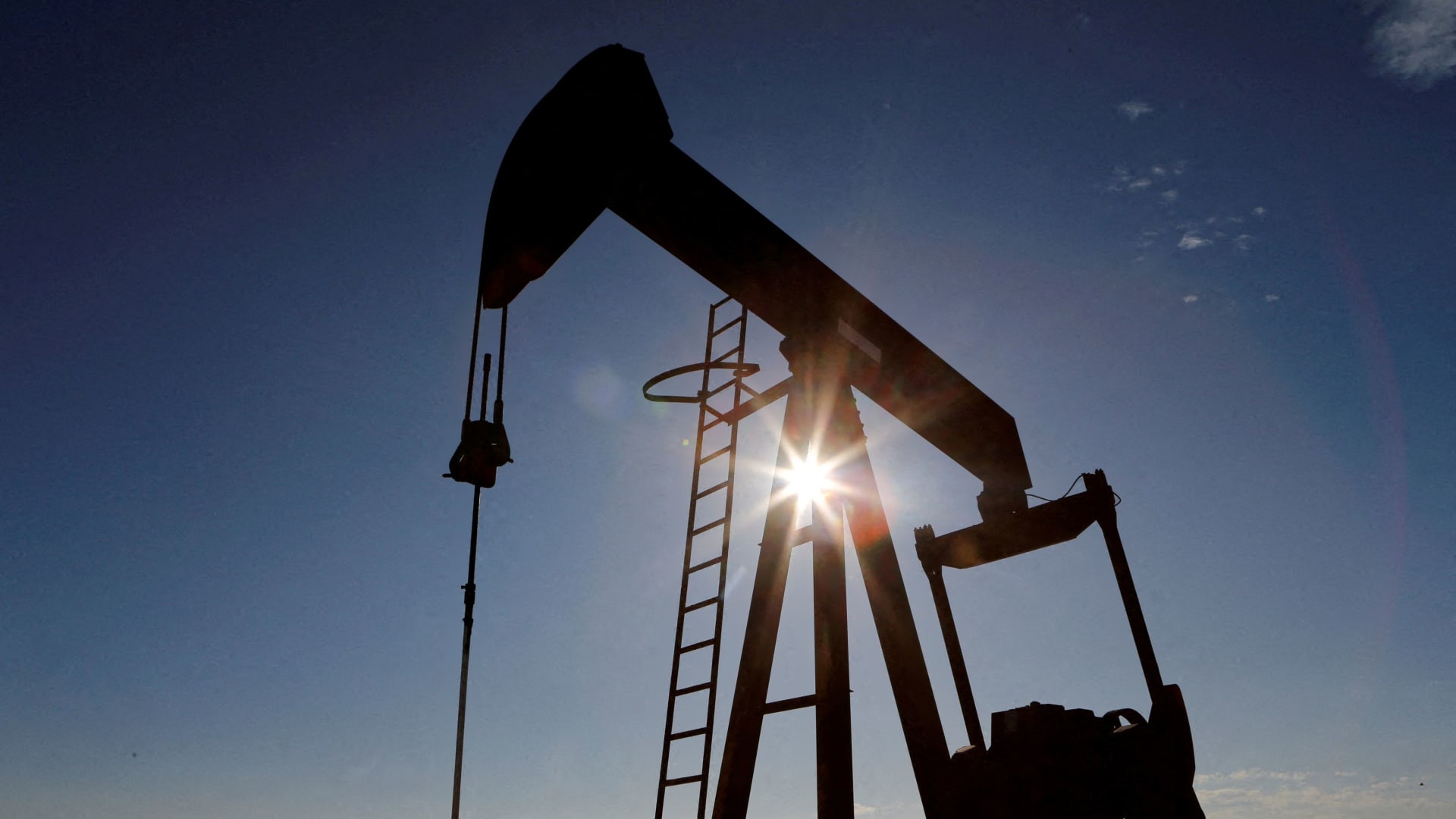 Oil moves slightly higher as crude prices struggle to break out