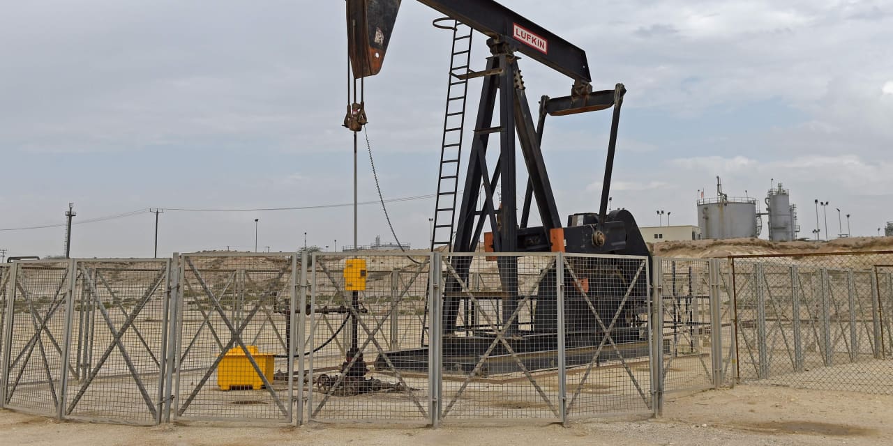 Oil prices edge lower as traders monitor Middle East tensions