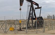 Oil prices edge lower as traders monitor Middle East tensions