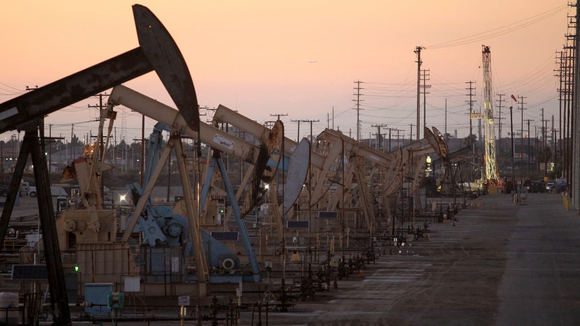 Oil prices edge lower as traders evaluate latest U.S. inflation data