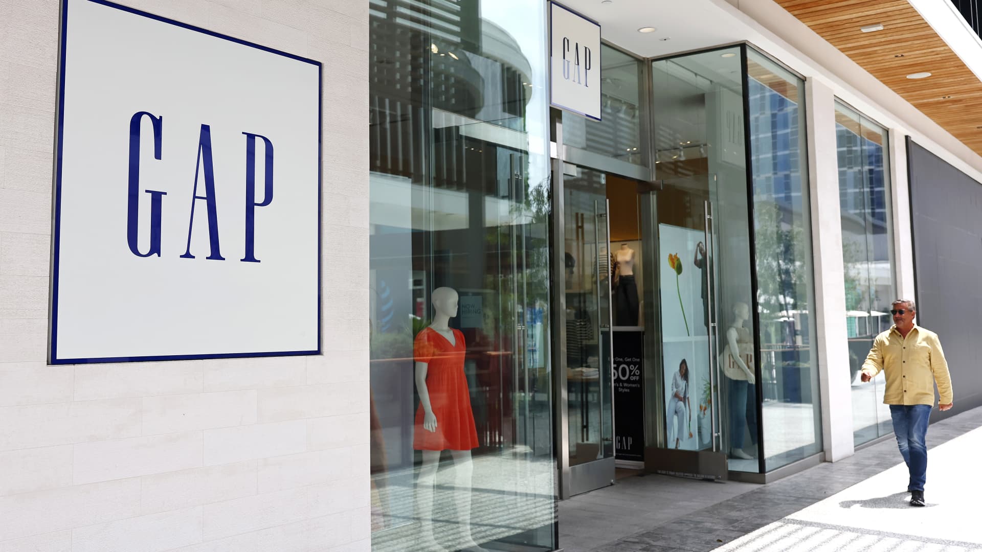 Cramer praises Gap's turnaround efforts — but says stay away from this corner of clean energy