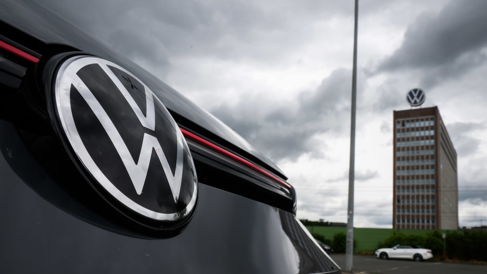 Shares of Porsche, VW and other European carmakers fall following reports of 'dieselgate' lawsuits in Britain