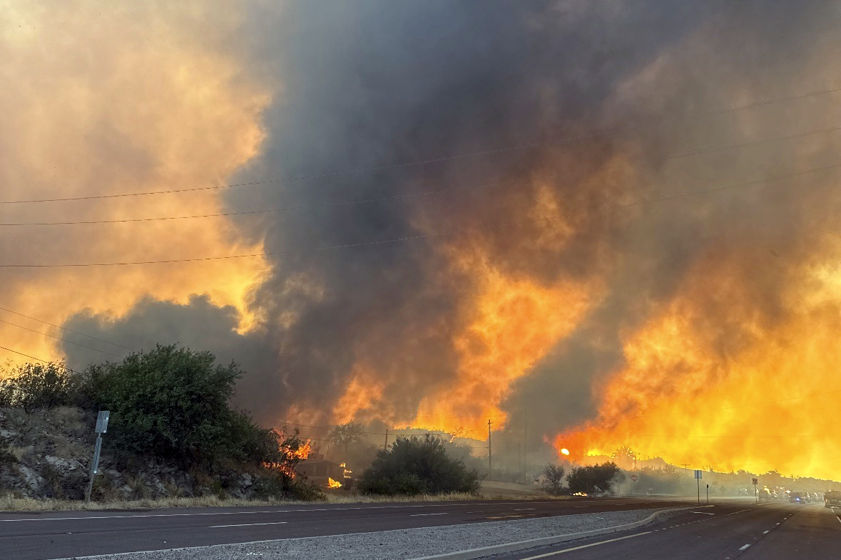 Wildfire claims 6 homes near Arizona town, shuts Phoenix-to-Las Vegas highway