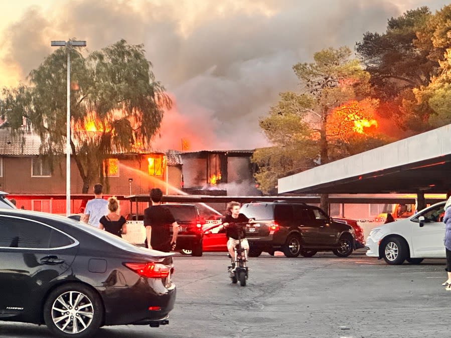 Update: 1 dead, 4 injured, 30 people displaced after central Las Vegas apartment fire