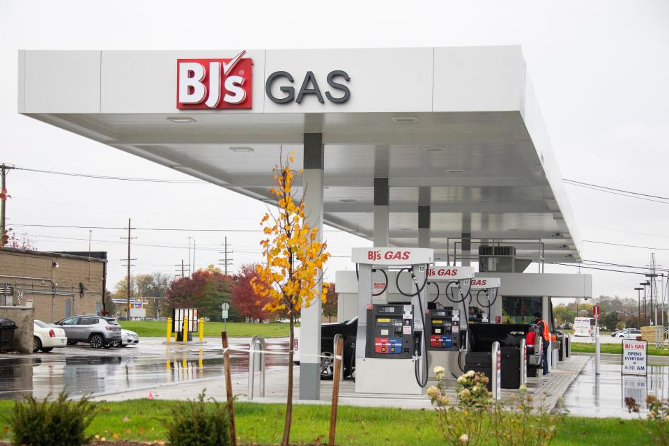 After feds take action to waive gas restrictions, prices at the pump in Michigan drop