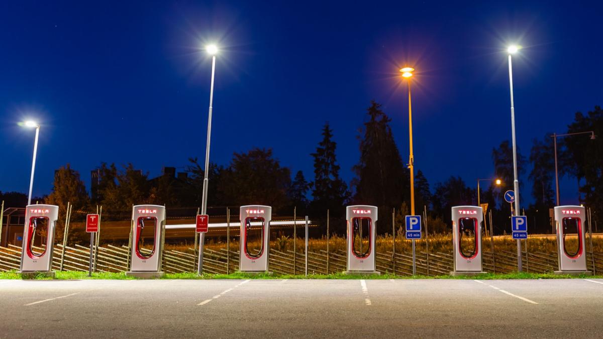 Tesla makes industry-changing modification to its electric vehicle charging policy: 'A huge win'