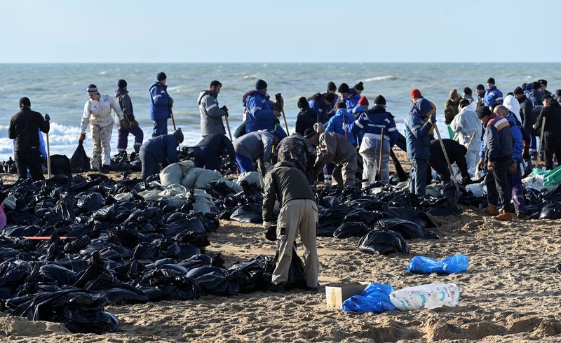 Black Sea oil spill volunteers in Russia ask Putin to send urgent help