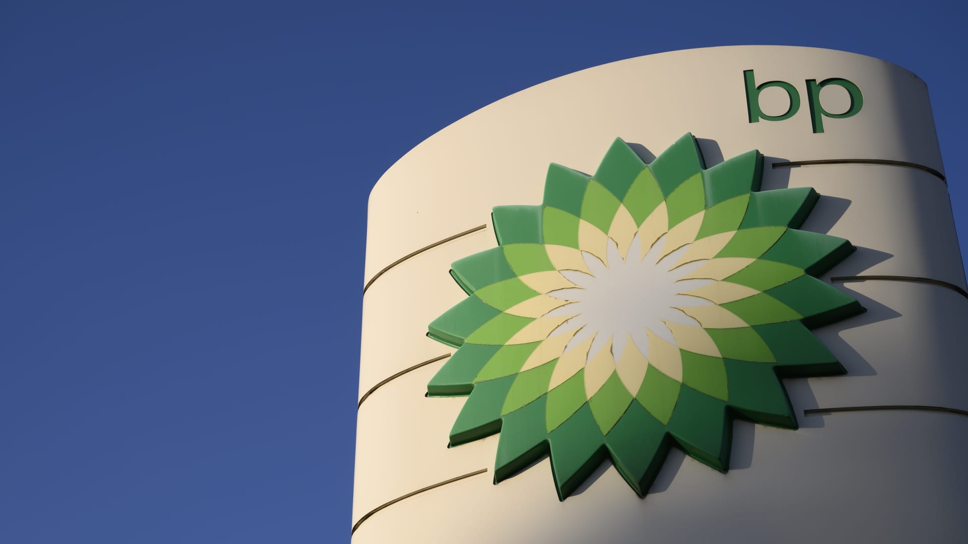 Activist Elliott builds stake in oil major BP, source says