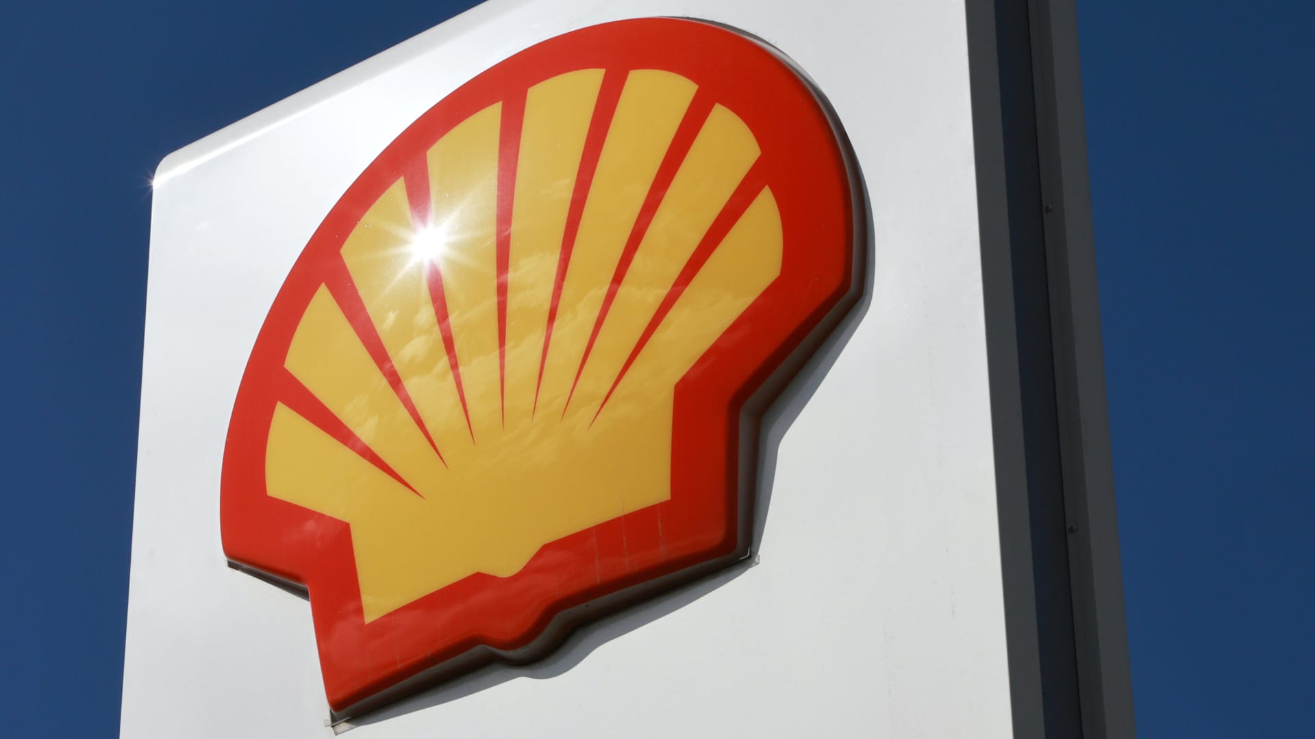 Oil major Shell vows to boost investor returns, doubles down on LNG push