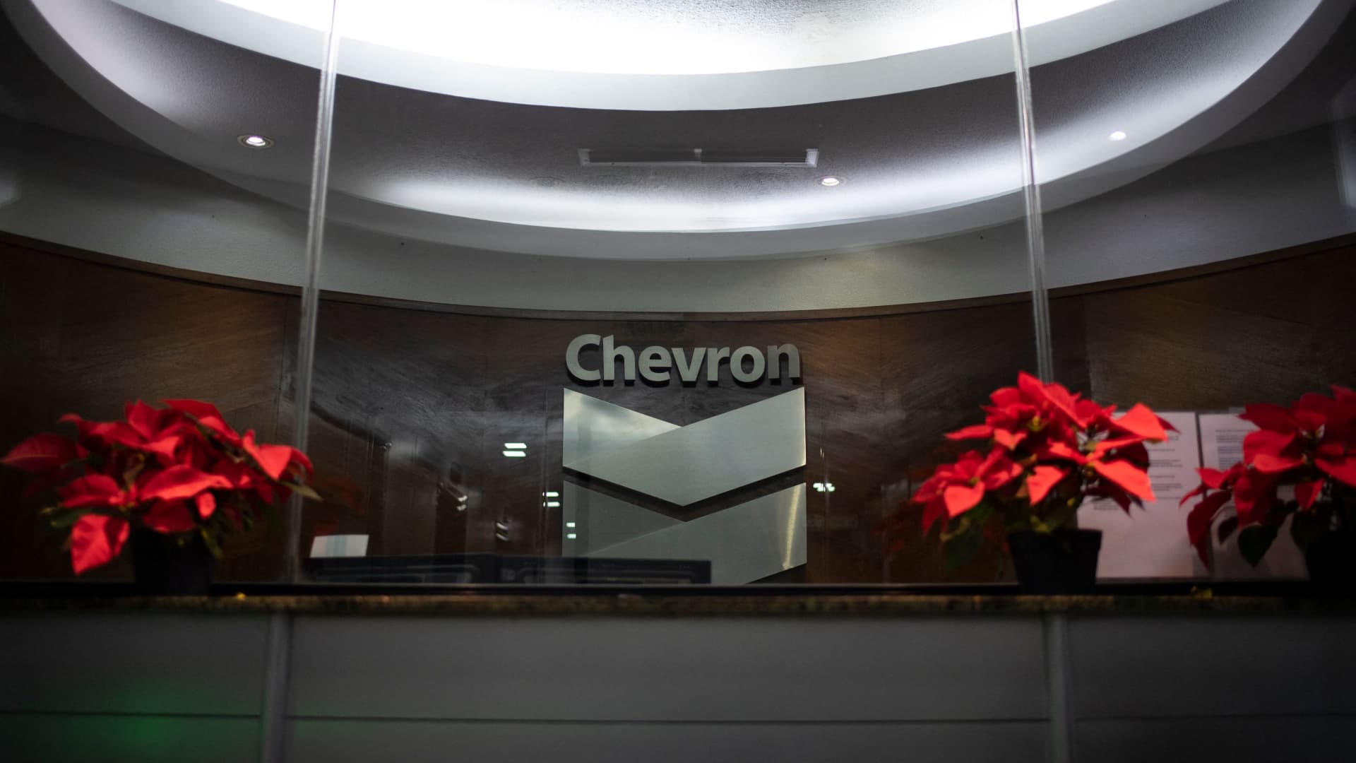 U.S. orders wind down of Chevron's oil exports from Venezuela in 30 days