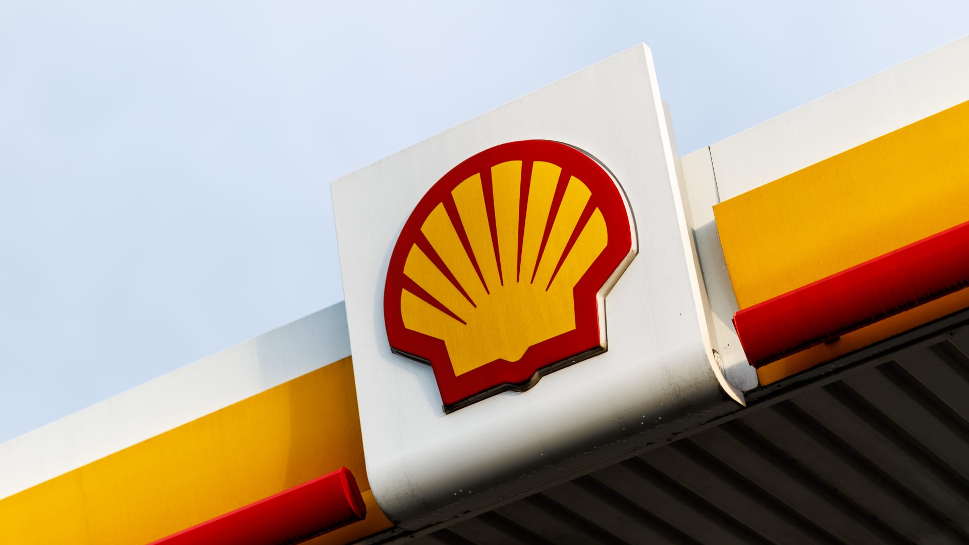 Oil giant Shell posts profit beat, keeps share buyback pace steady at $3.5 billion