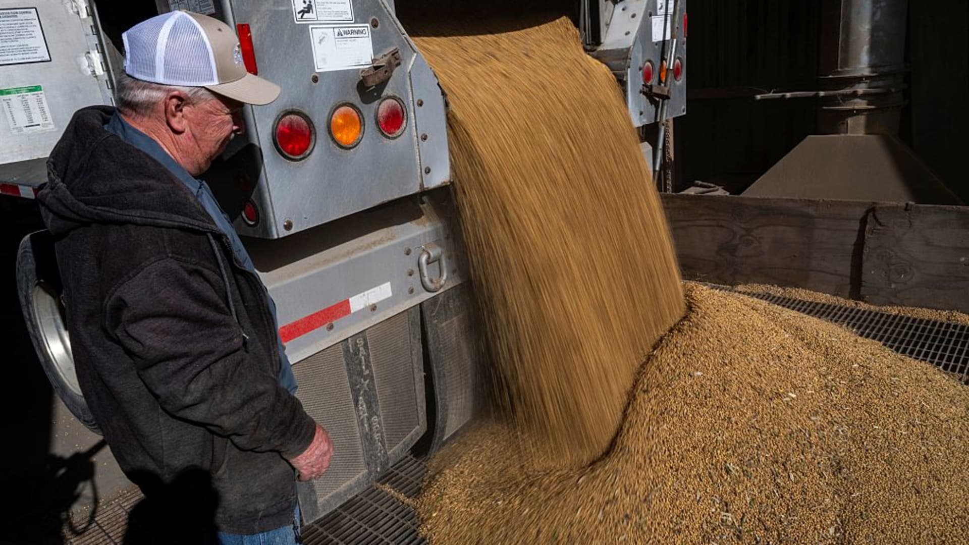Trump threatens China with cooking oil embargo over soybean snub