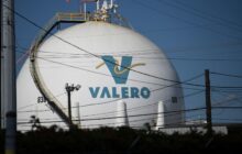 Energy stocks rise on Venezuela rebuilding potential. Why one refining stock could be the big winner