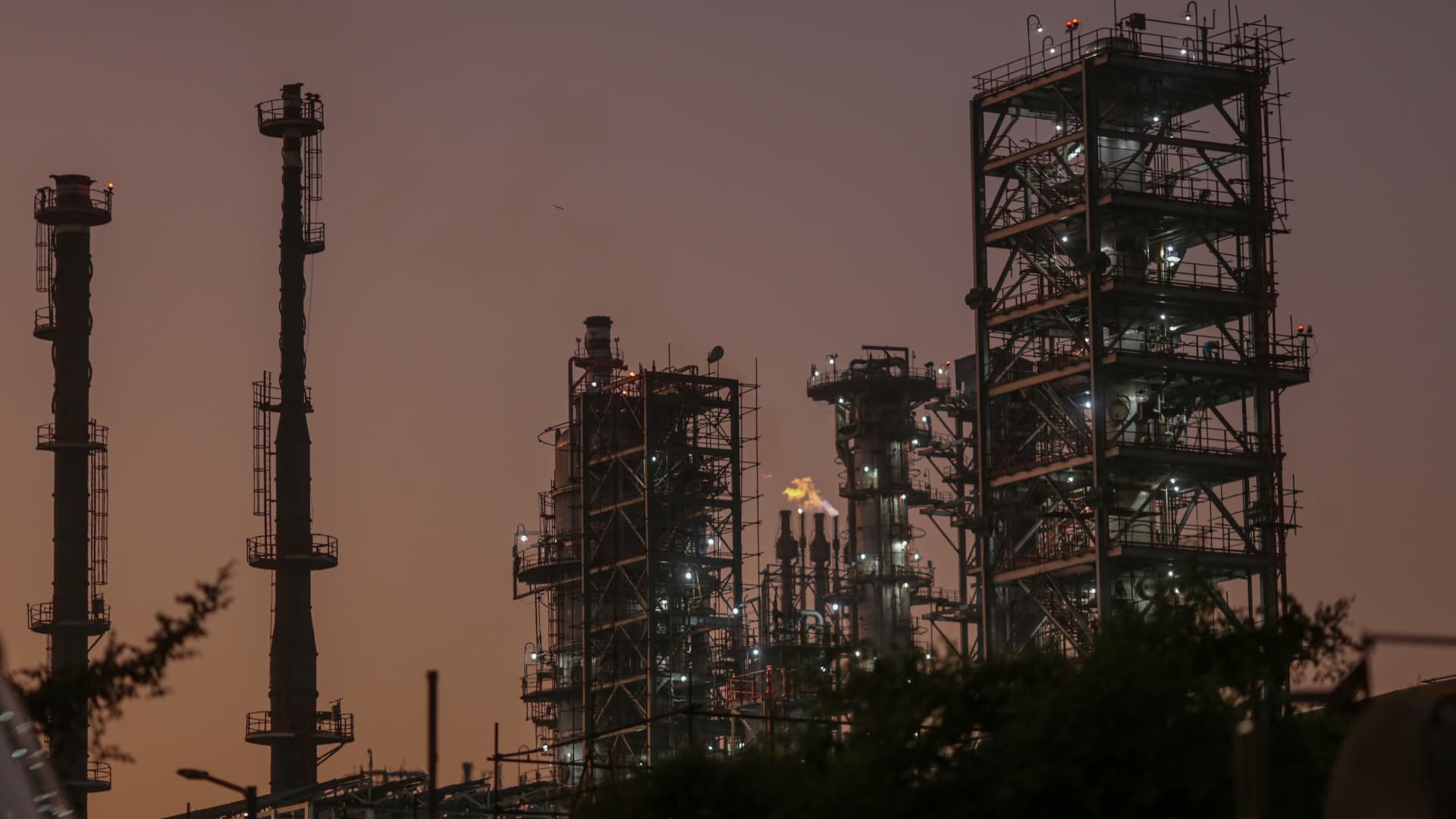 India’s state-owned refiners keep buying Russian oil even as New Delhi seeks U.S. tariff relief