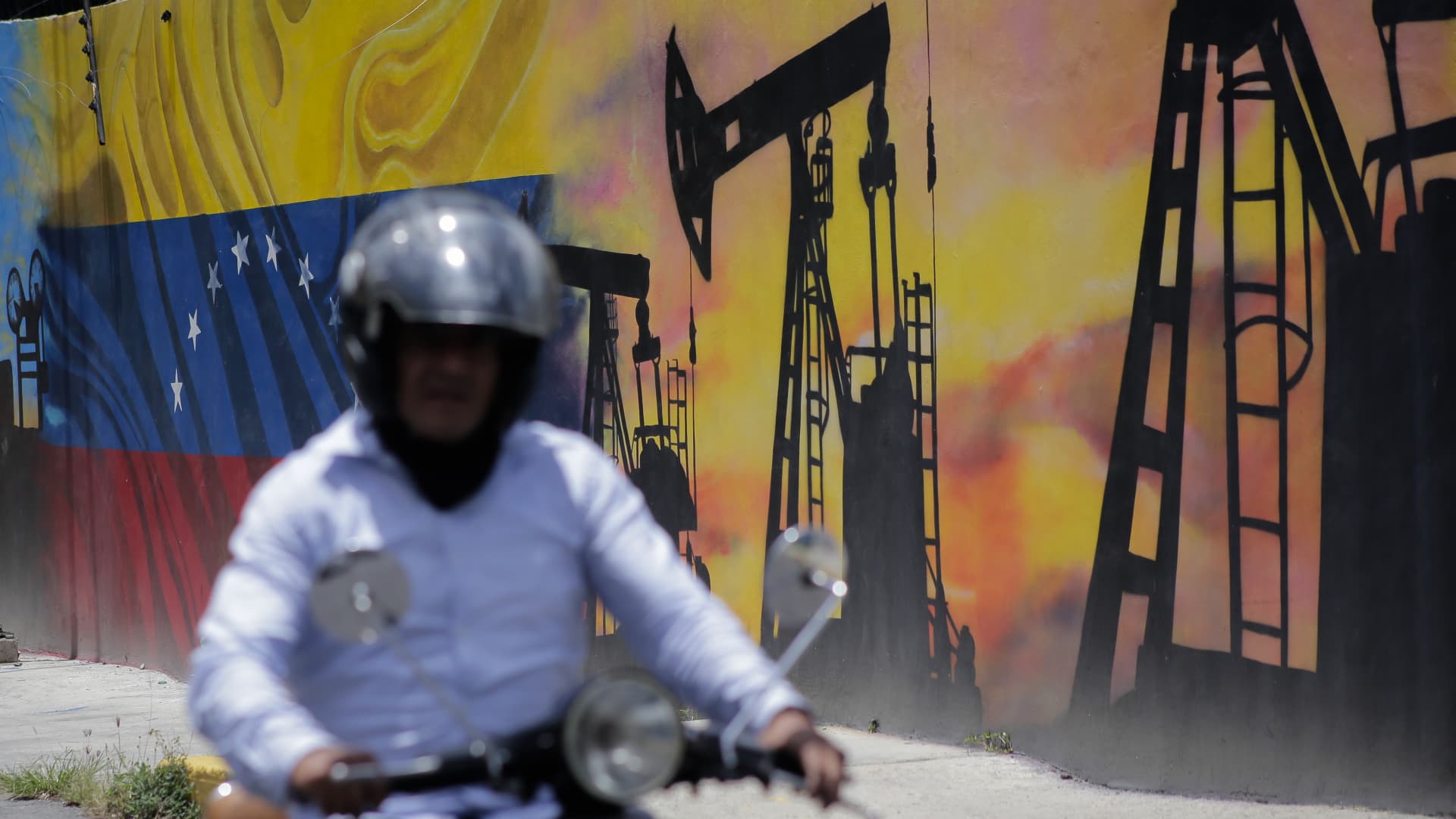 Oil sales from Venezuela to continue indefinitely and sanctions will be reduced, sources say