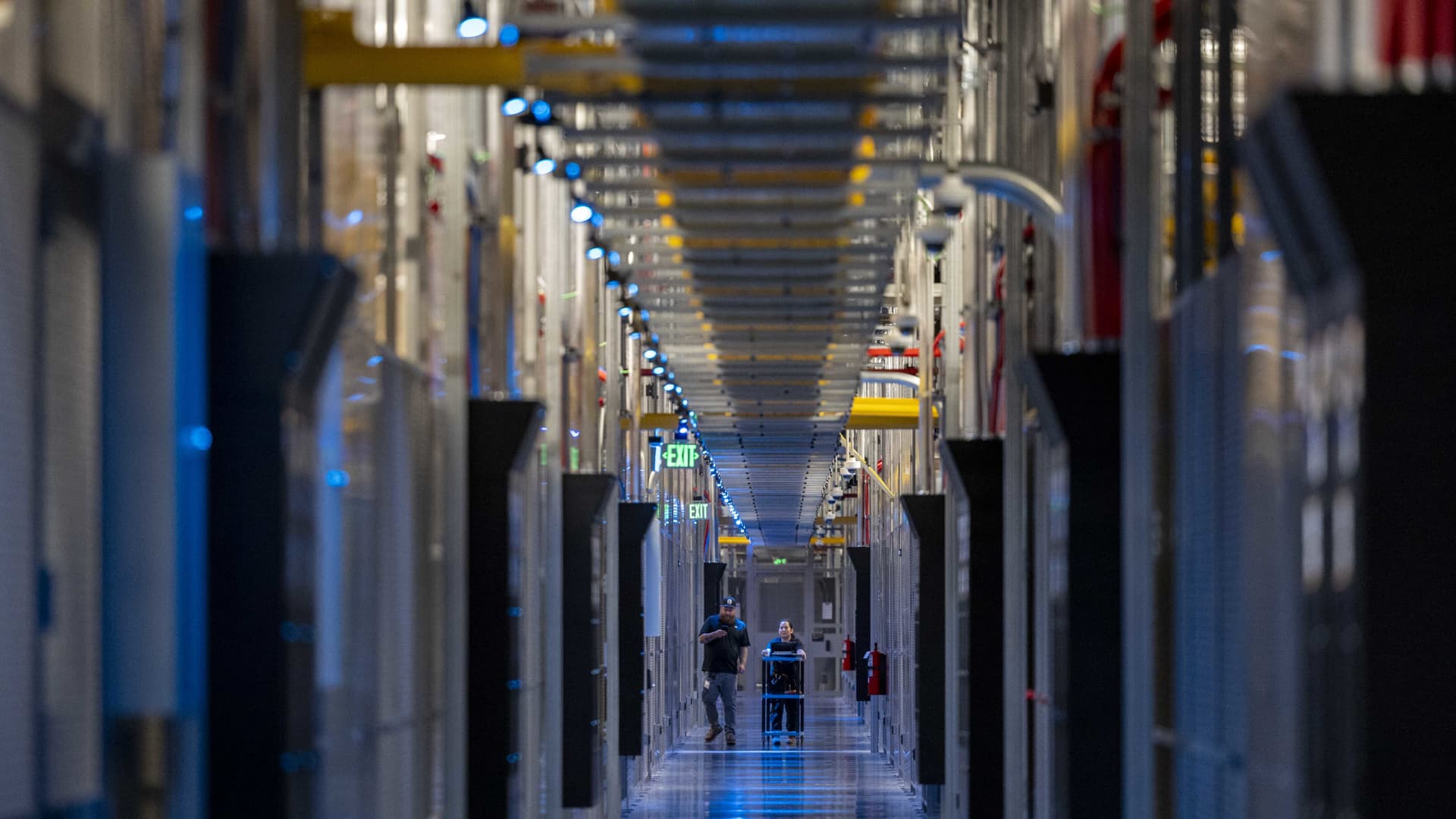 Dividend-paying real estate stocks are outperforming as AI fears roil markets. Where to find opportunities