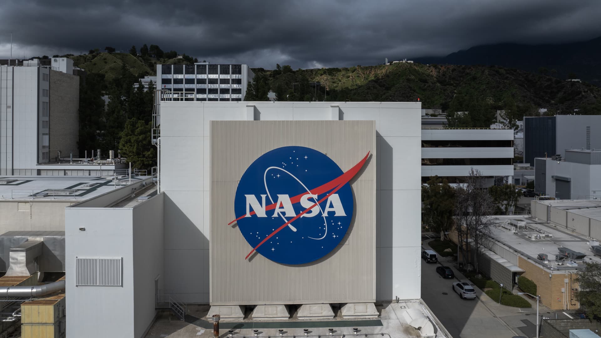 NASA delays astronauts' lunar trip until March after hydrogen leaks mar fueling test