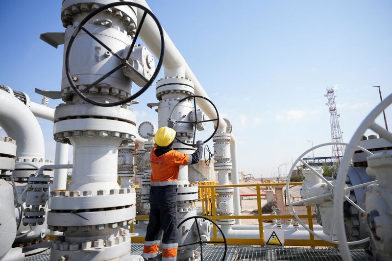 Oil prices on track for steepest weekly fall in 6 months
