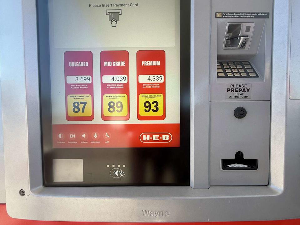 A digital gas pump interface guides users through payment and fuel selection at an H-E-B station in New Braunfels on March 19, 2026. (Nicholas Hernandez/MySA)