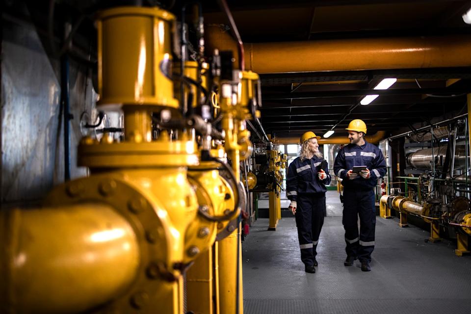 Prediction-Oil Will Stay Above $90 Through 2026 and These 2 Stocks Will Profit Most