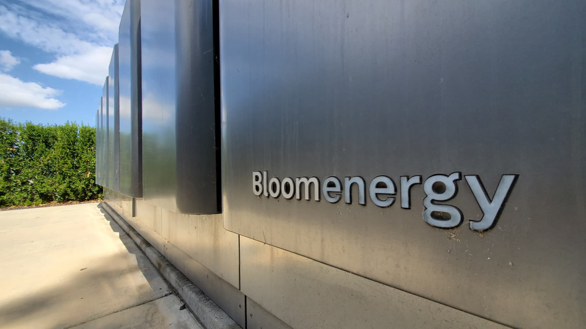 Bloom Energy shares rocket higher by 20%. It may be the new meme stock