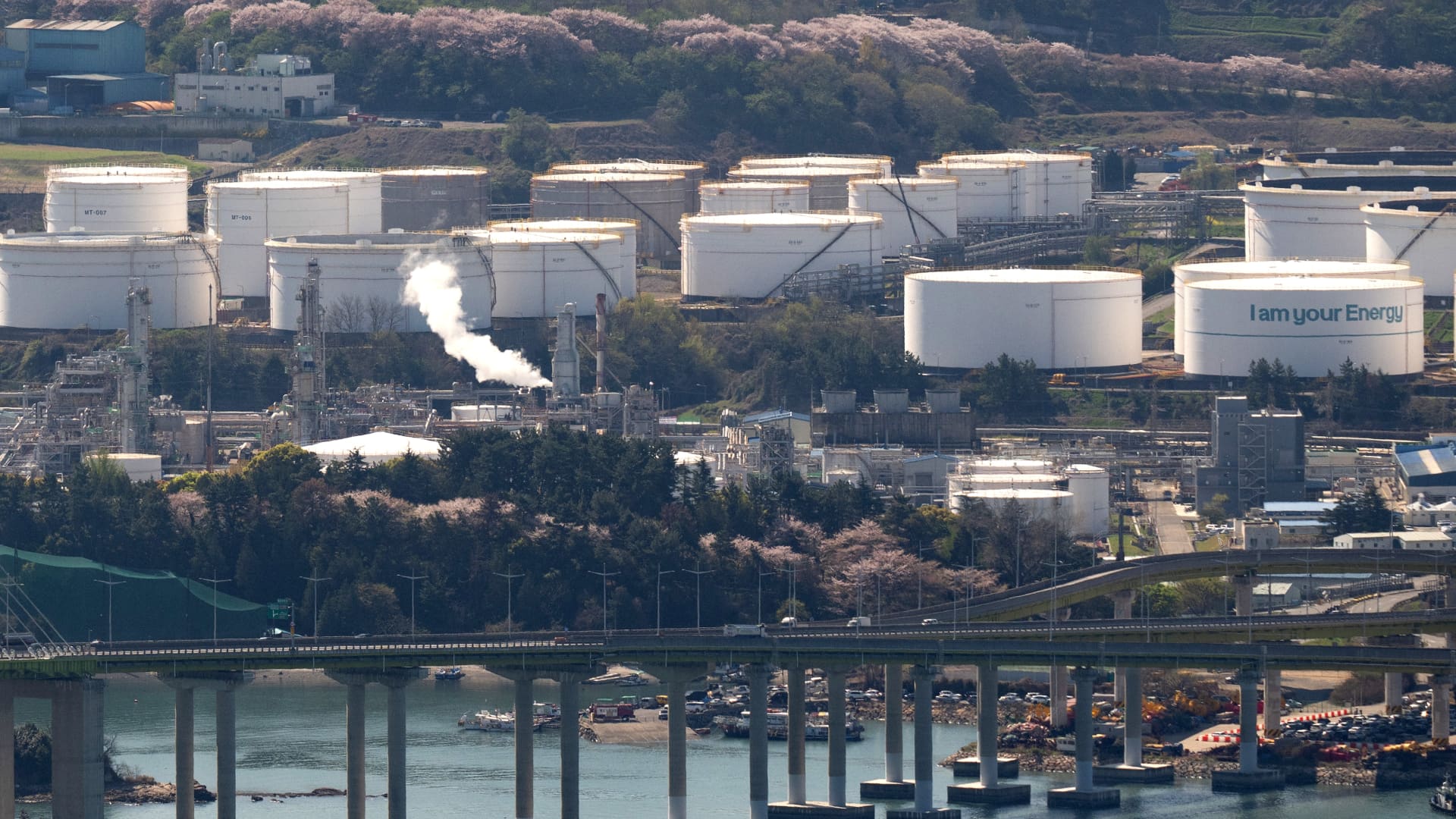 Oil falls as investors assess mixed messaging on Iran peace talks ahead of ceasefire deadline