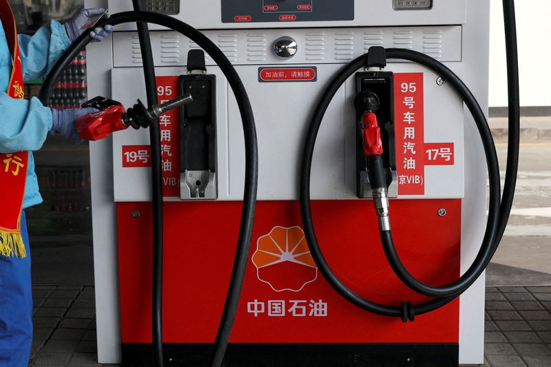 China's teapots buy Iranian oil at premiums to Brent for first time in years, sources say