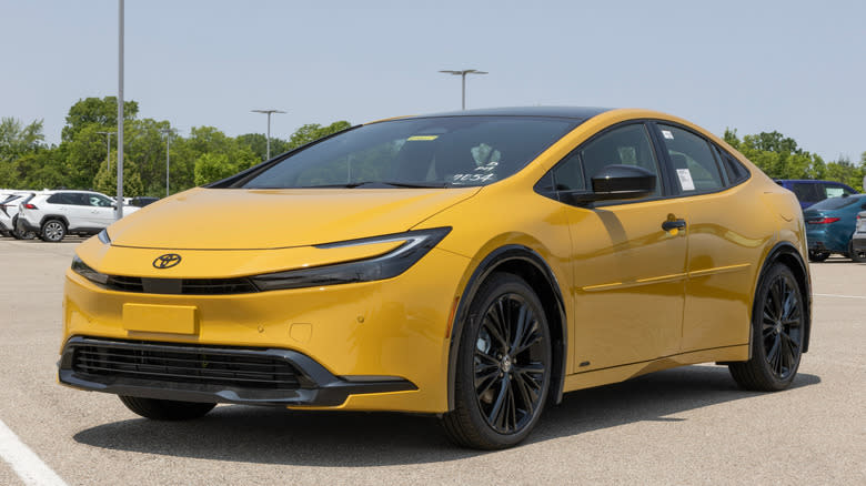 Consumer Reports Says These 10 Hybrid Cars Have The Best Gas Mileage