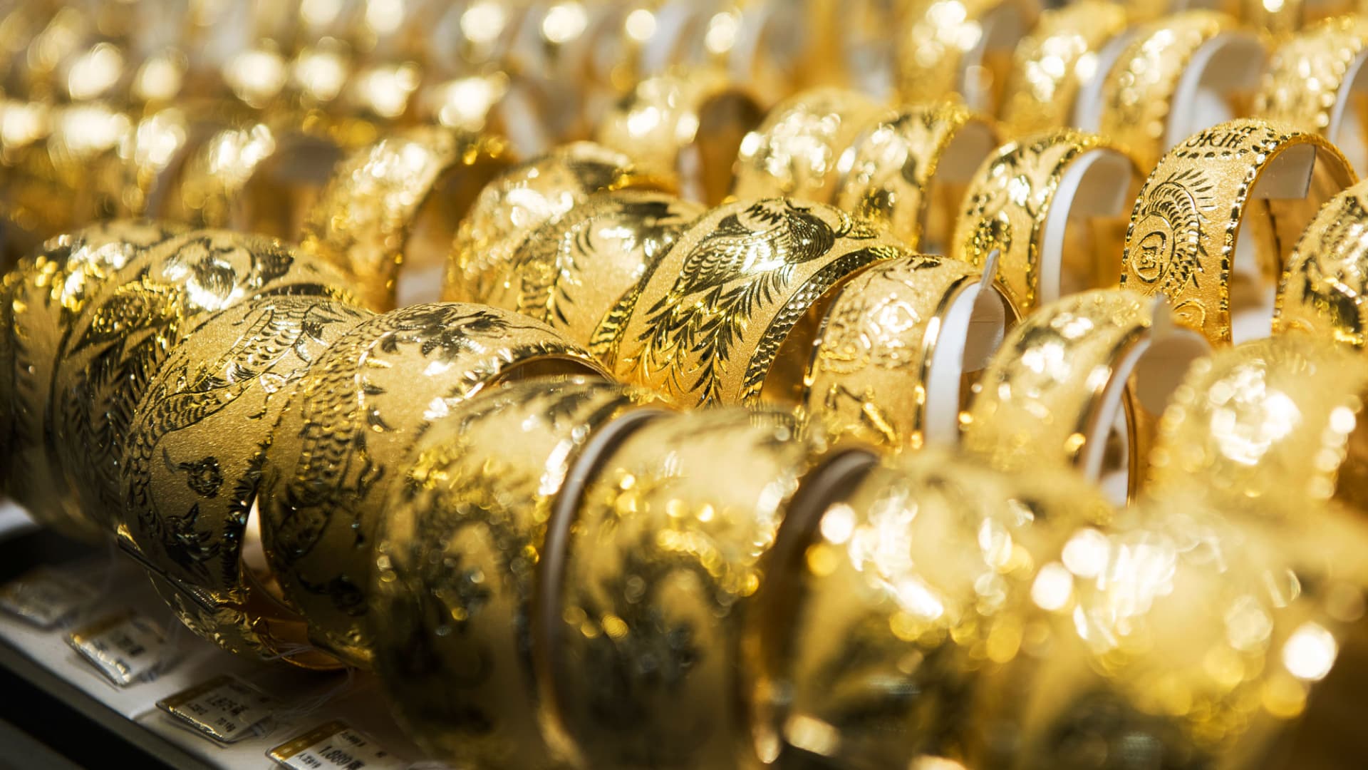 Gold rises as dollar, oil ease on U.S.-Iran deal prospects