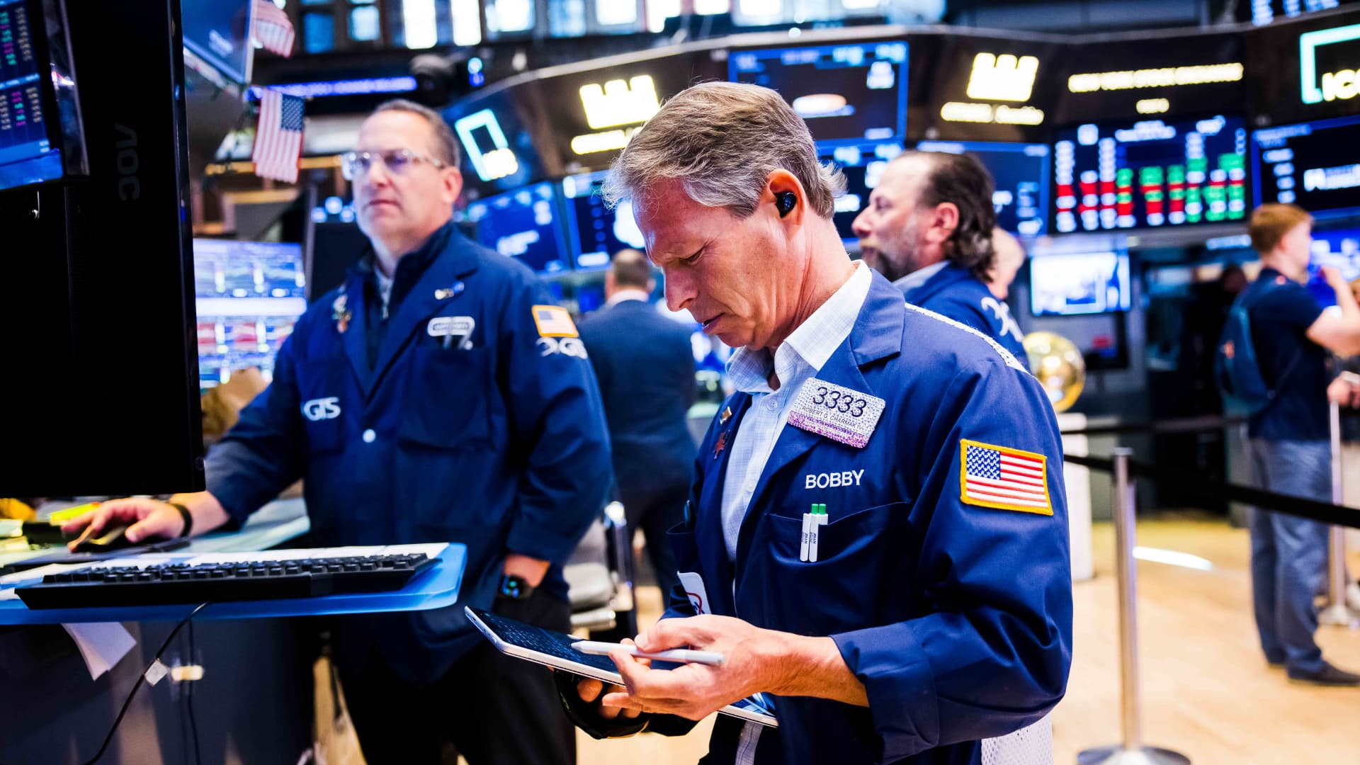 The AI trade cooled and oil sank. A closer look at Wall Street's volatile week