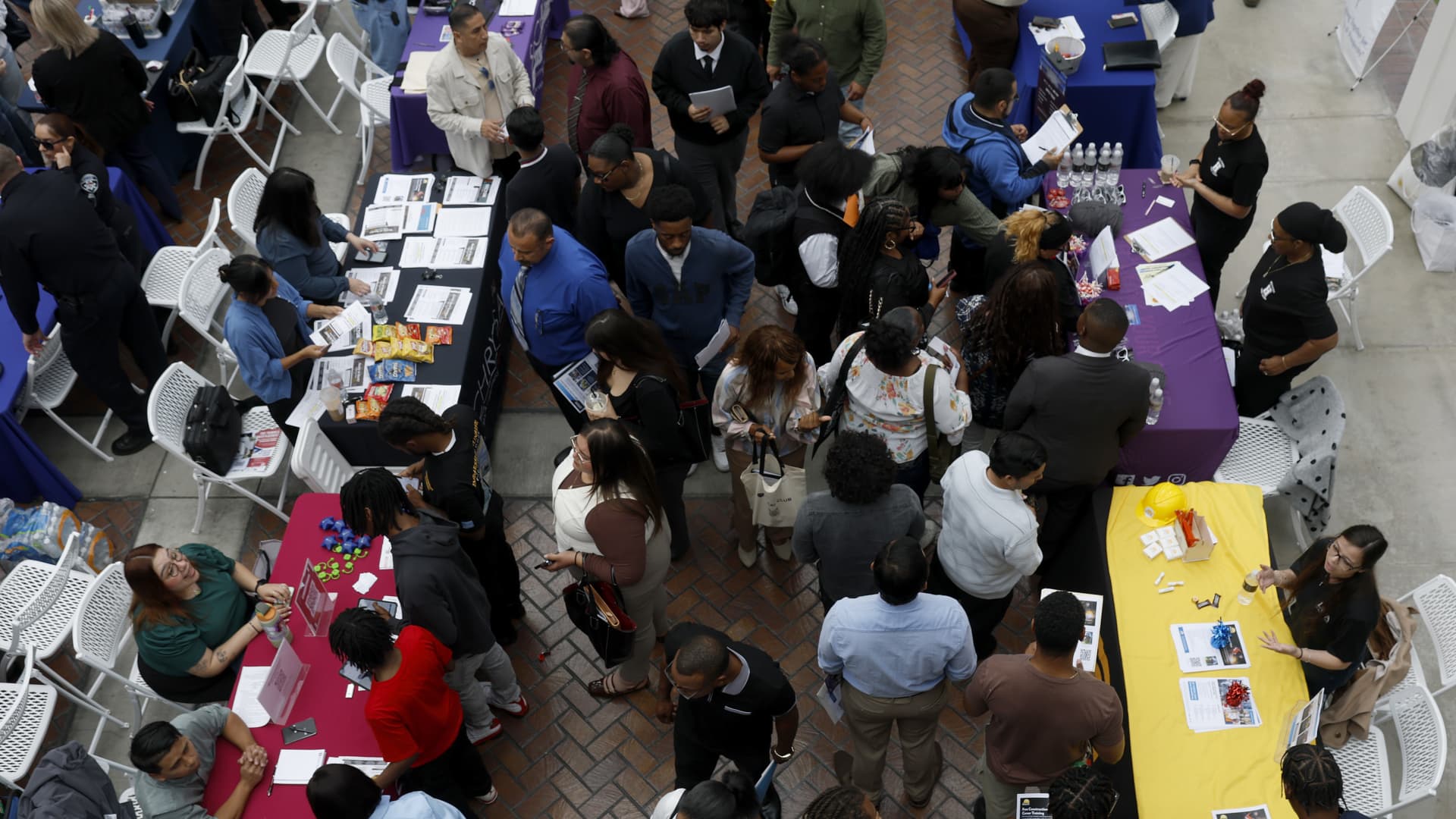 Weak jobs growth and easing oil prices reinforce expectations for Fed pause, analysts say
