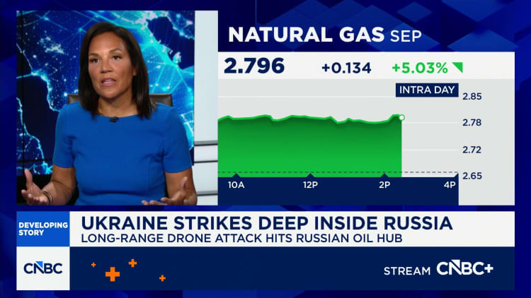 U.S. oil tops $84 as Hormuz deal hopes dwindle and deadlock deepens