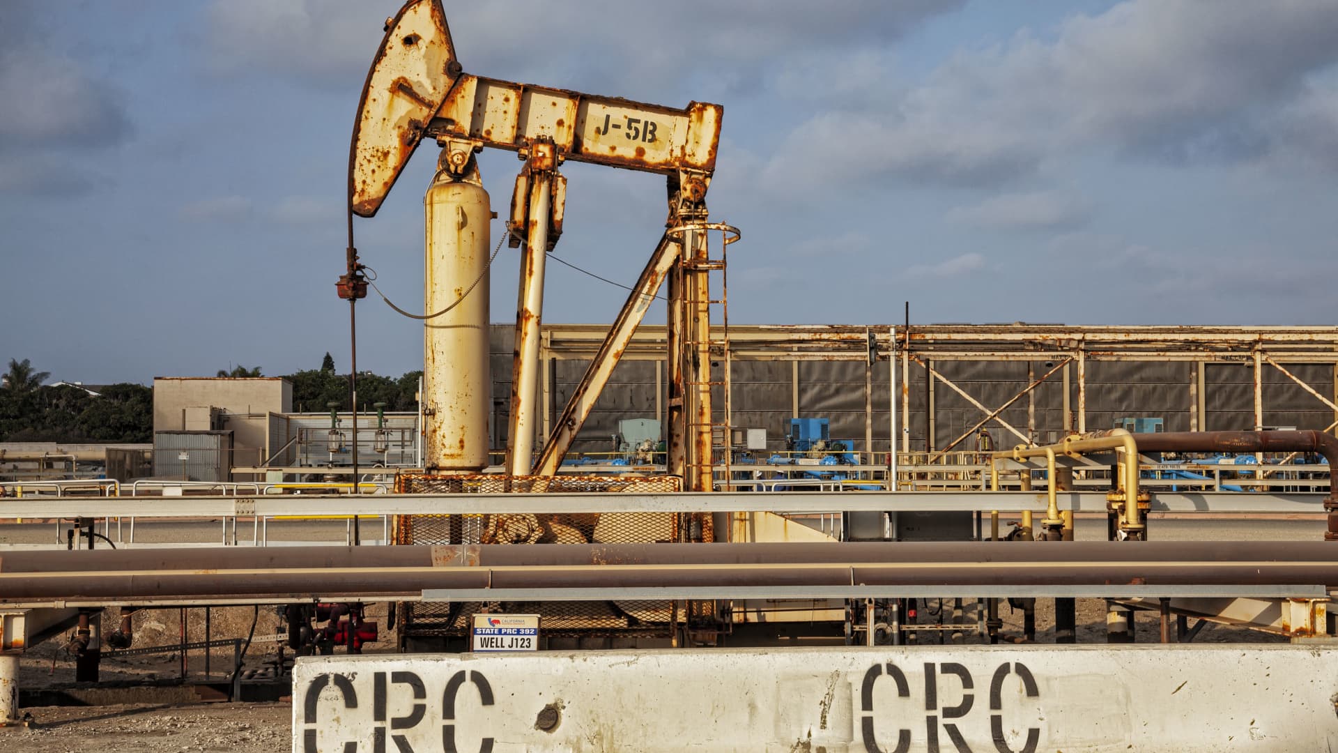 Oil prices little changed as traders weigh strong Mideast exports against Gulf tensions